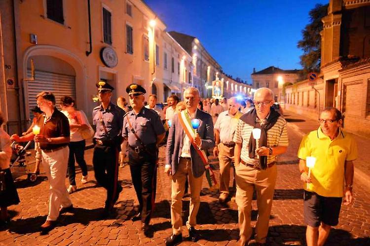 Folla di fedeli alla processione dell'Assunta