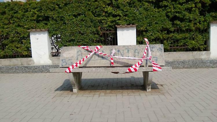 Una delle panchine imbrattate dalla colla