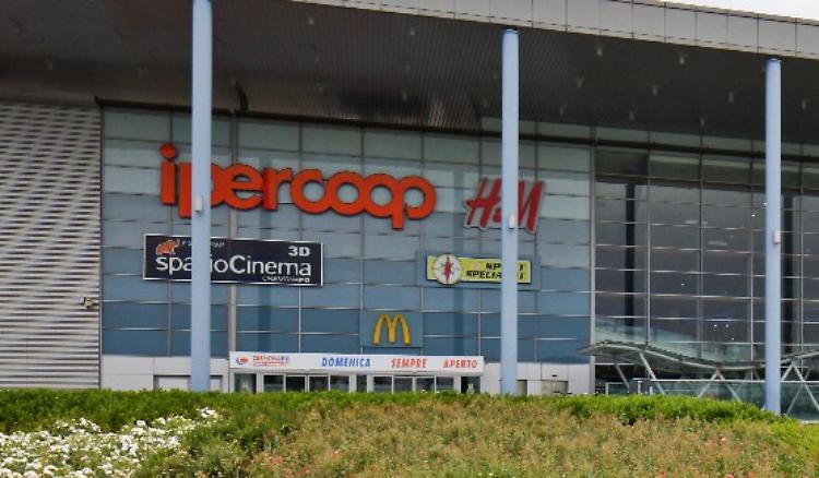 Coppia aggredisce un vigilante al centro commerciale