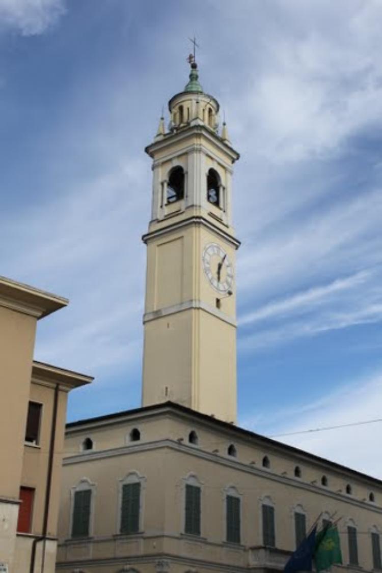 Un fulmine danneggia l'orologio civico