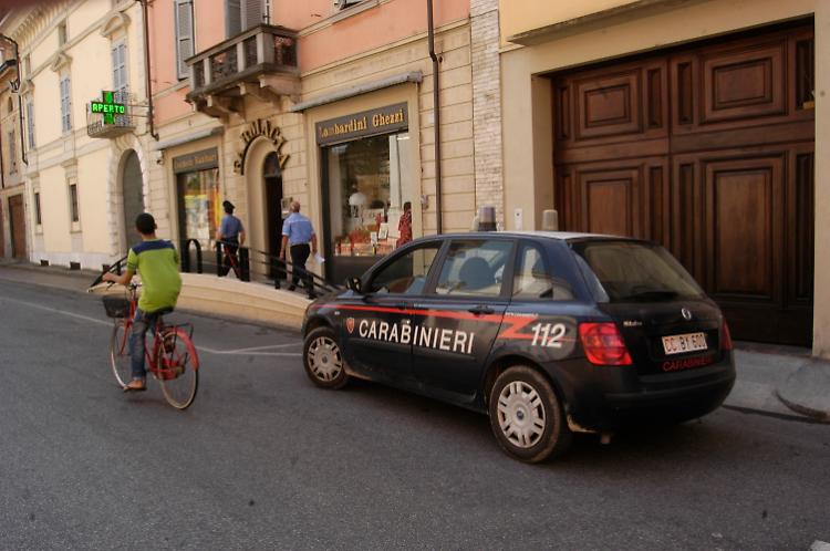 Rapina in farmacia, via 500 euro