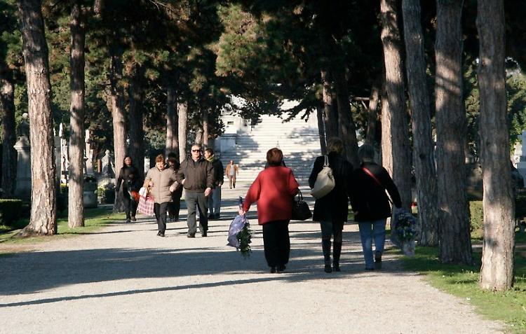 Cimitero, sirena rotta e la gente resta chiusa dentro