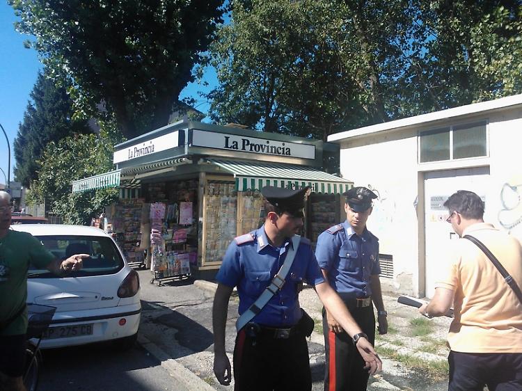 Coltello alla gola, via l'incasso