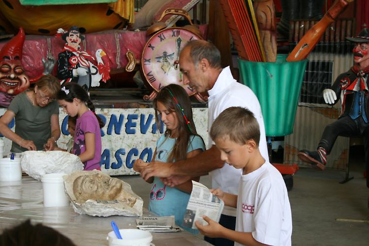 Il presidente del carnevale Eugenio Pisati insegna i trucchi ai bimbi