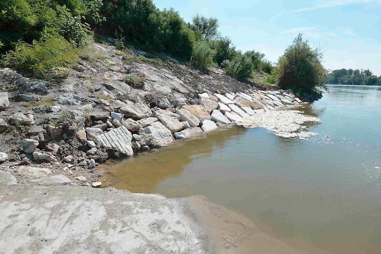Scoperta voragine sotto l'argine, subito messa in sicurezza