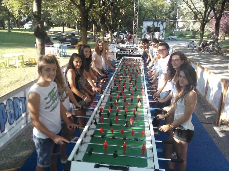 Il mega calcio balilla posizionato ai giardini di Porta Serio