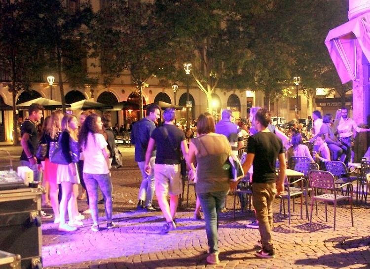 Movida, bivacco e sporcizia: la lezione dei vigili ai ragazzi