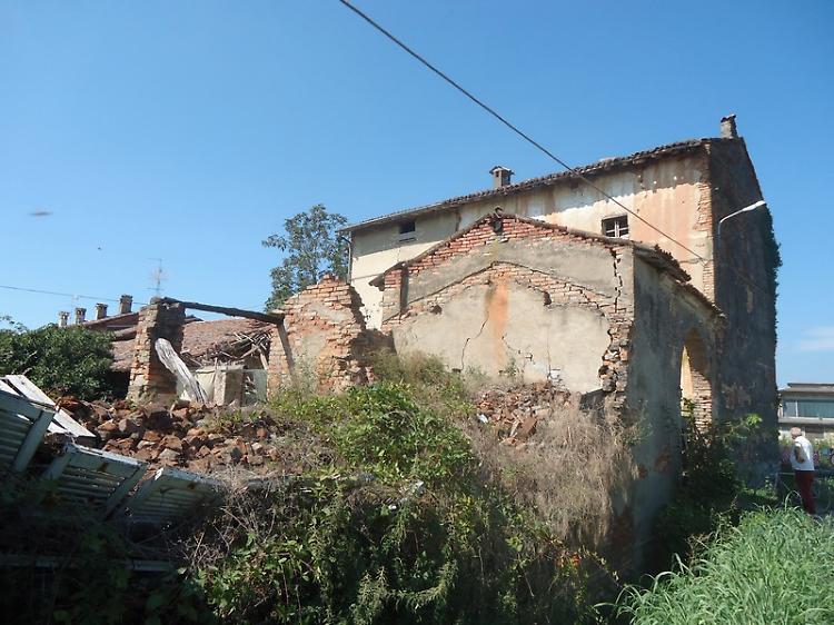 Crollo, una famiglia sfollata