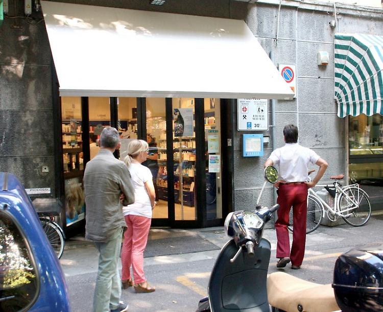 Colpo alla farmacia Zamboni, preso il rapinatore a Brescia