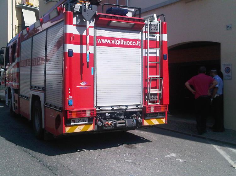 Auto a fuoco sulla strada, coppia scende in fretta e si salva