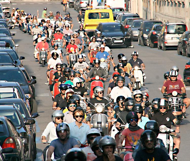 Vespe e lambrette, raduno in città