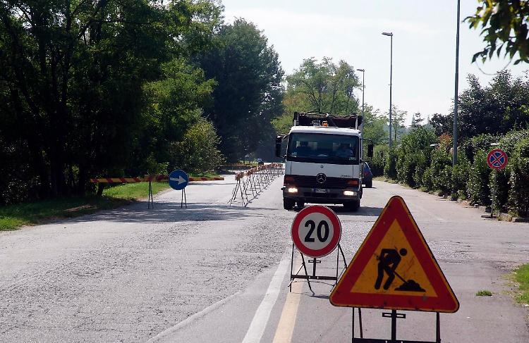 Rivoluzione in via Colombo
Tre corsie, piante e posteggi