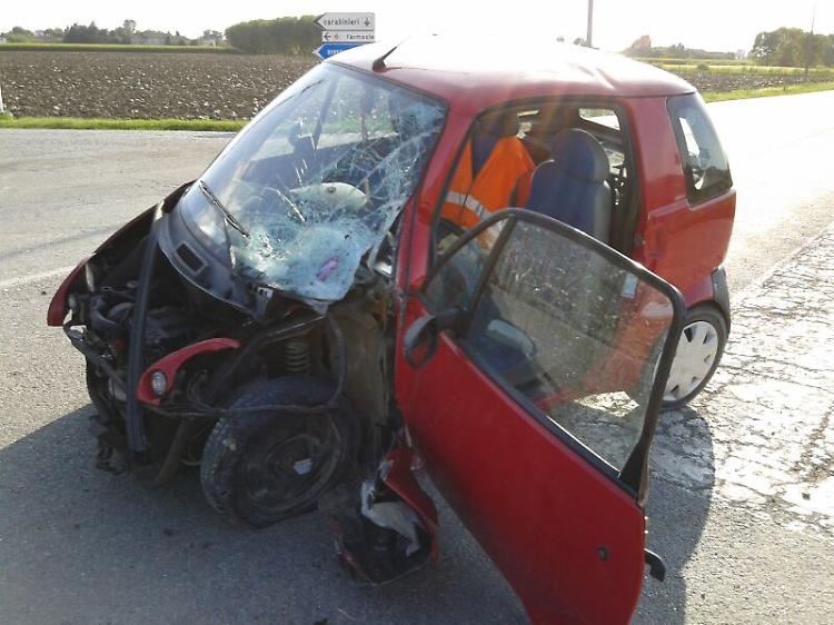 Collisione auto-trattore, un ferito