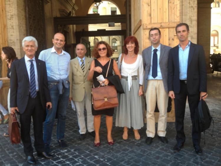 Per salvare il tribunale delegazione folta ma tardiva