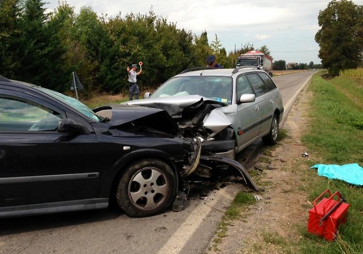 Scontro frontale, tre in ospedale per trauma cranico