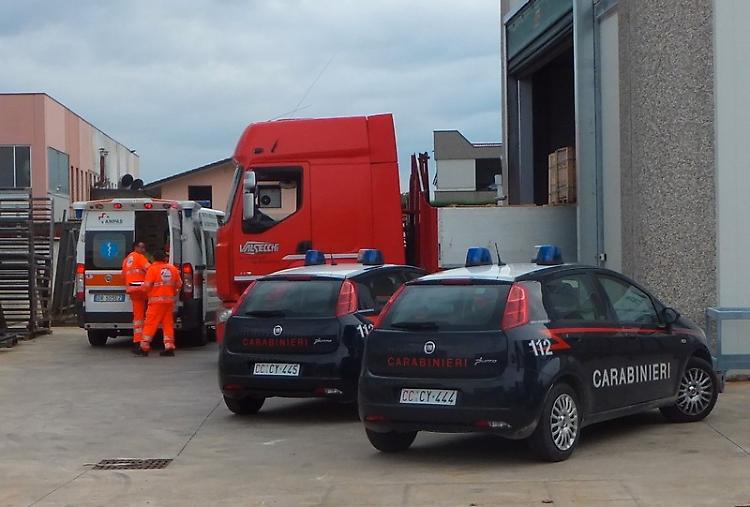 Piastra di metallo sulla gamba
Ferito un operaio della TIA