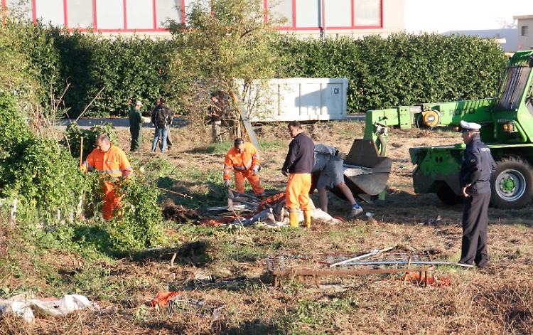Orti cinesi abusivi, iniziato lo sgombero