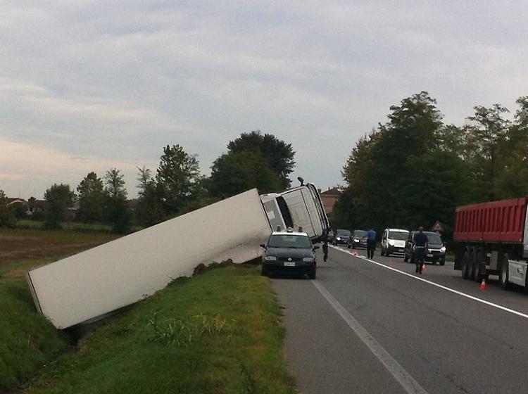 Camion si ribalta nel fosso, via Mantova ko per tre ore