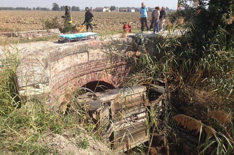 Auto nel fosso, conducente incastrato