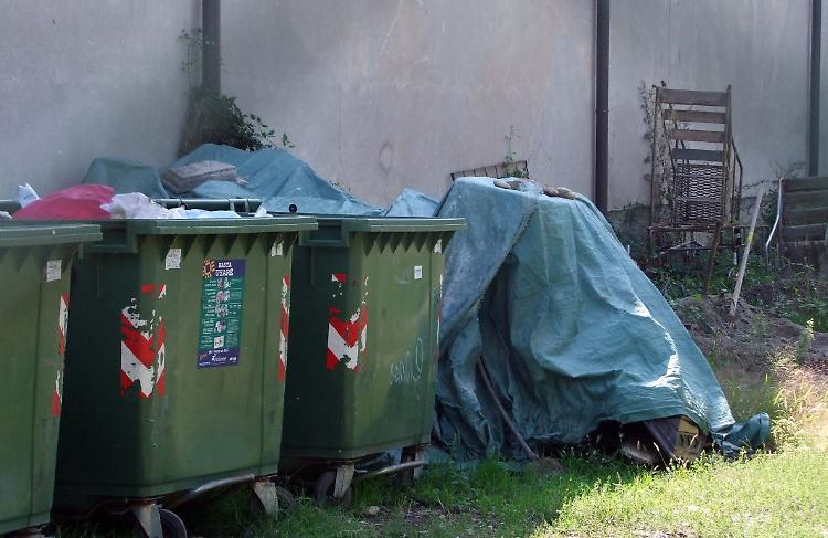 Le bare vuote abbandonate dietro al cimitero sono state rimosse