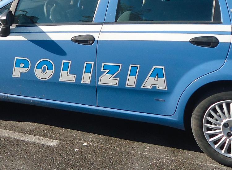 Calci e pugni ai distributori automatici. Minore indagato