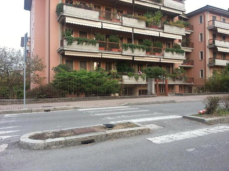 Palo abbattuto e residenti al buio, disagi per mesi