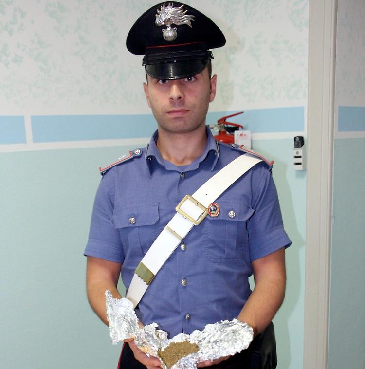 Diciotto involucri di marijuana nelle mutande, preso