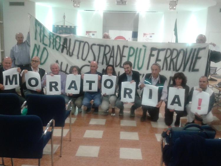 'Stop ai danni alla bacheca'