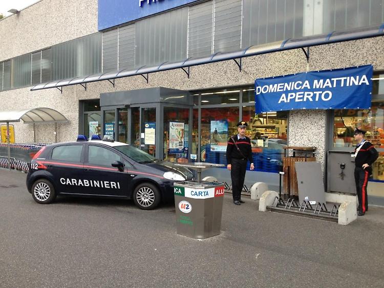 I carabinieri di rivolta davanti all'U2