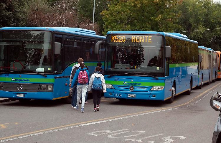 Bus in coda in attesa di potersi immettere su viale Santa Maria
