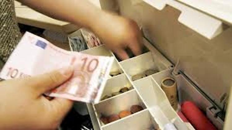 Rubano in cartoleriaTre giovanisismi presi dai CC