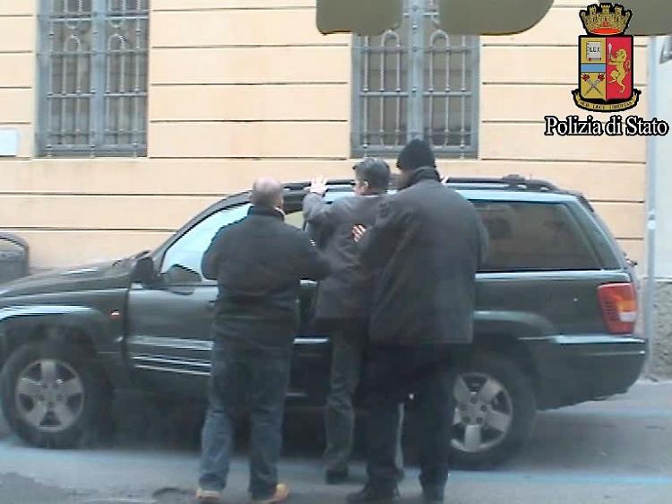 Assolda un killer per uccidere il marito, donna alla sbarra