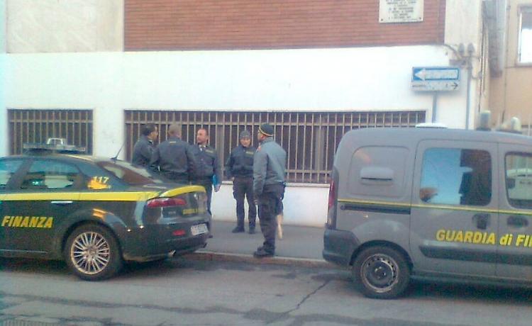 Con i cani tra gli studenti, blitz antidroga della finanza