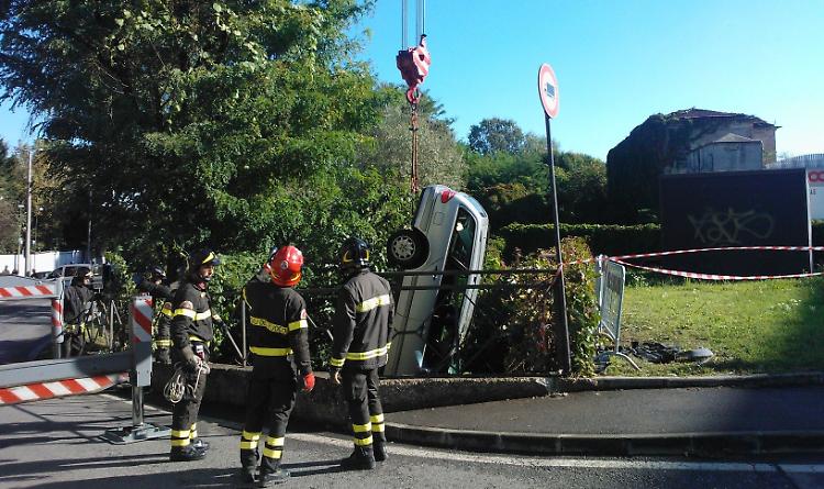 Sfonda la ringhiera e vola nel canale