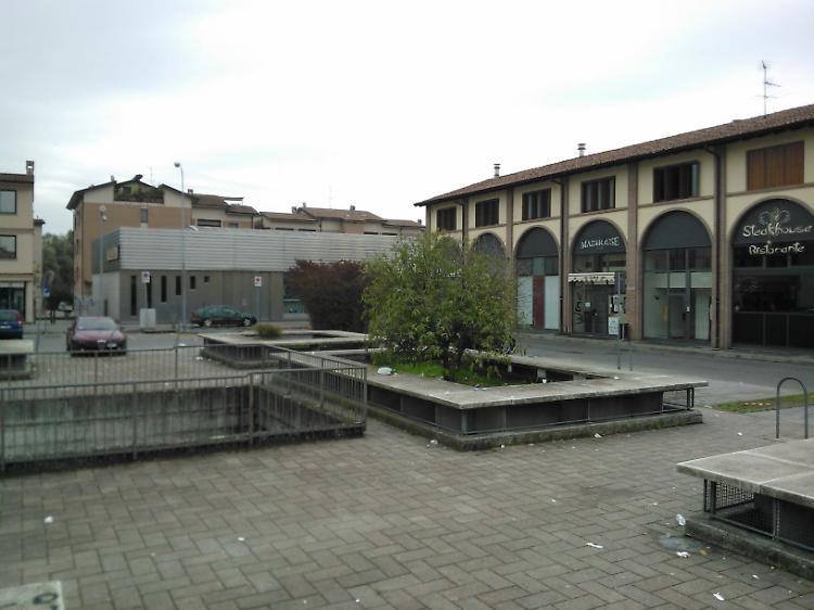 Pugni e bottigliate fuori dal pub
Rissa con feriti gravi nella notte
