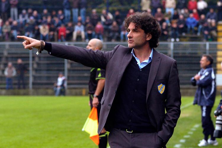 Mister Giunta davanti alla panchina della Pergolettese