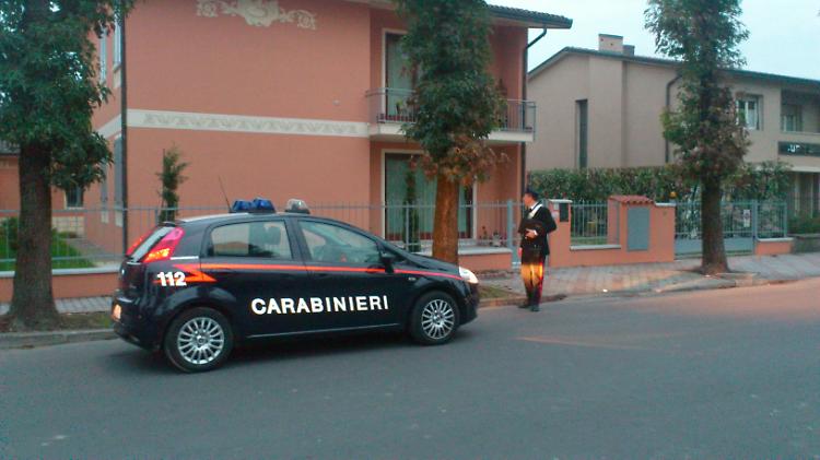 Tentano furto, denunciati tre romeni