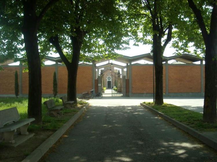 Cimitero devastato dai predoni, razzia di manufatti in rame