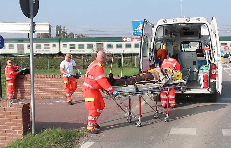 Cade in bici, paura per un 82enne