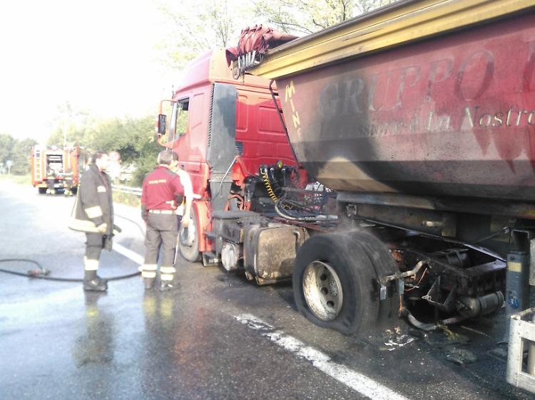 I vigili del fuoco a fianco del camion