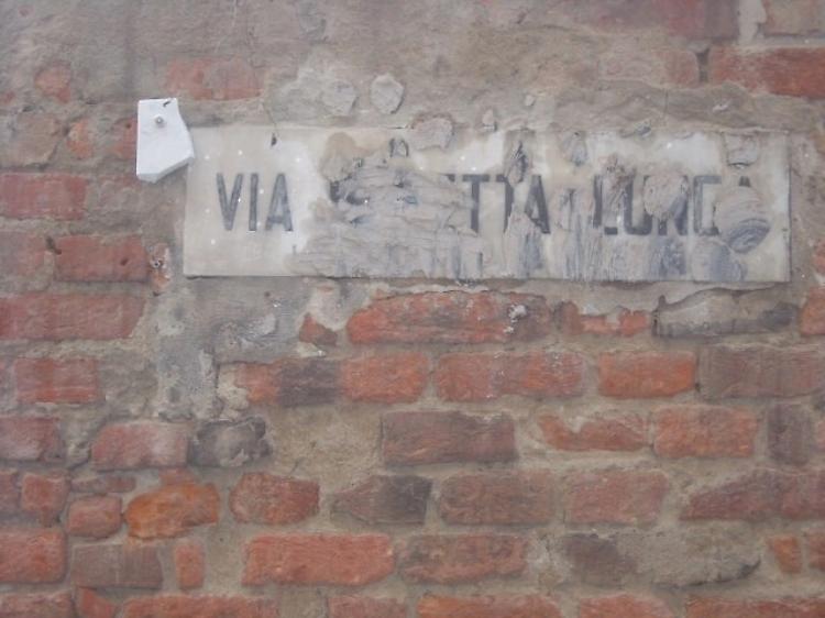 Via Aldo Protti, 
targhe fatte a pezzi