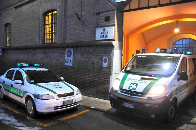 Trova una collana e la porta alla polizia locale