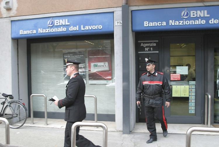Assalto in banca, via 10mila euro
Taglierino contro un dipendente