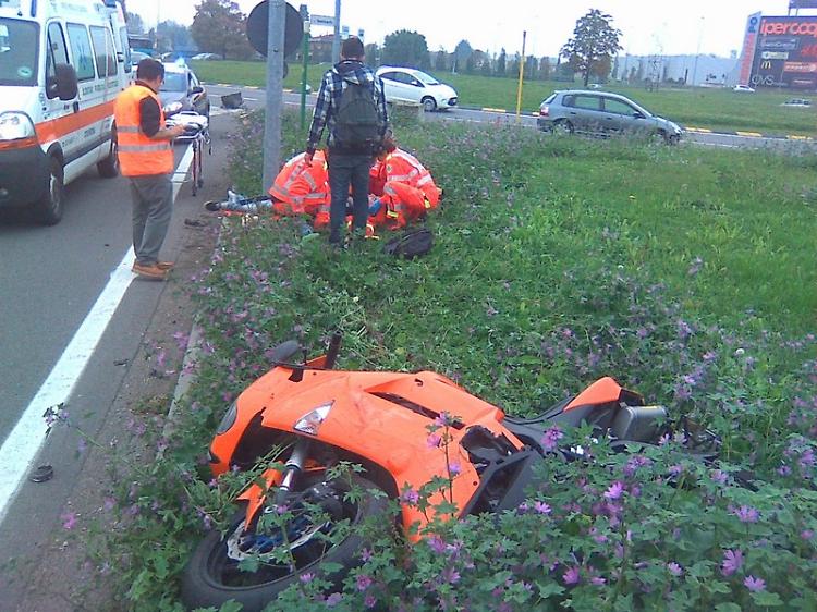 Schianto alla rotatoria, ferito un centauro 18enne