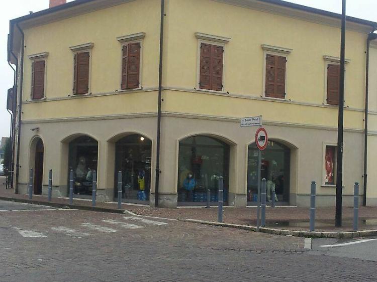 Tentano di rubare capi di abbigliamento, scoperte dai titolari