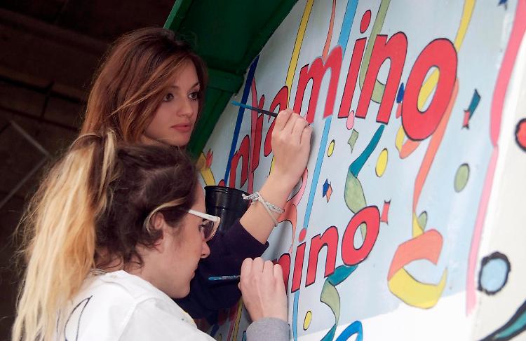 Una fase del restauro del trenino Beniamino