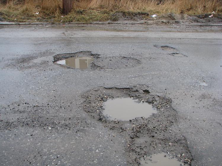 Quante ragioni per asfaltare malamente una strada...