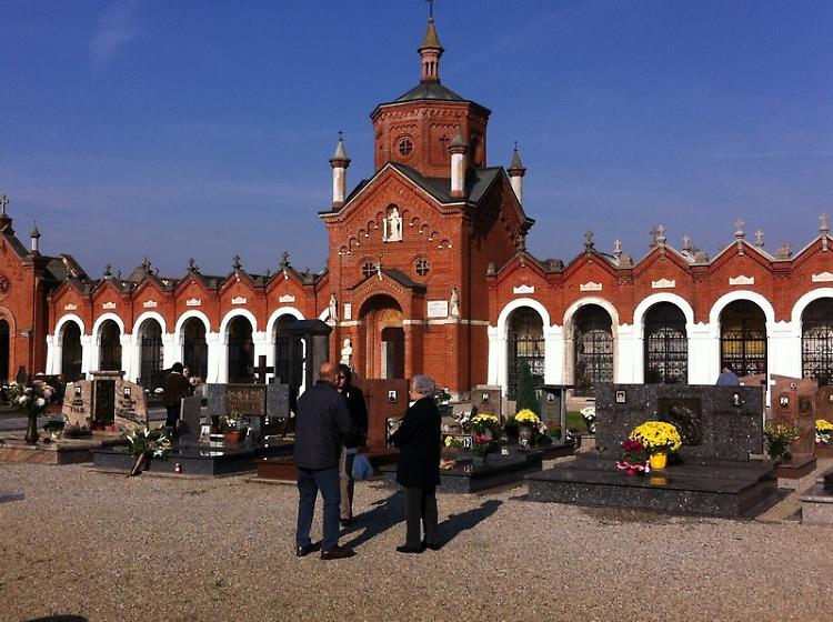 Tentano un colpo al cimitero, nel mirino una 78enne