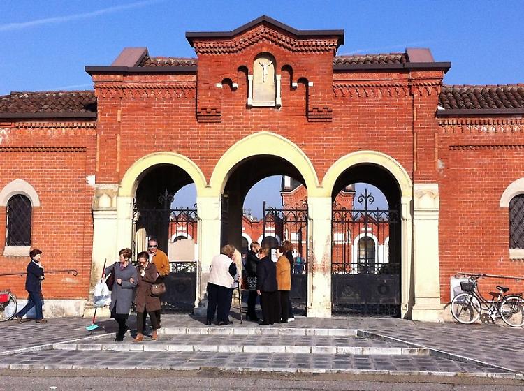 Cimitero devastato alla vigilia del giorno dei morti