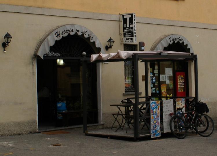 Slot scassinate e 'brindisi' coi liquori rubati